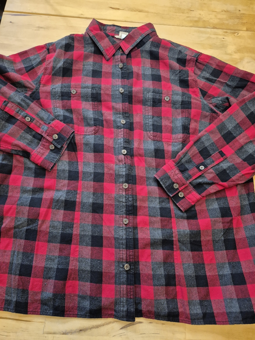 Duluth Trading Co Red and Black Plaid Button-Down Flannel